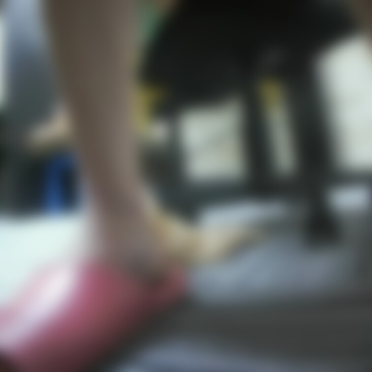 撮影会のスタジオの控室から
足もとにカメラを置いて
自分で撮影してみました。

リアルな着替えの様子がご覧いただ