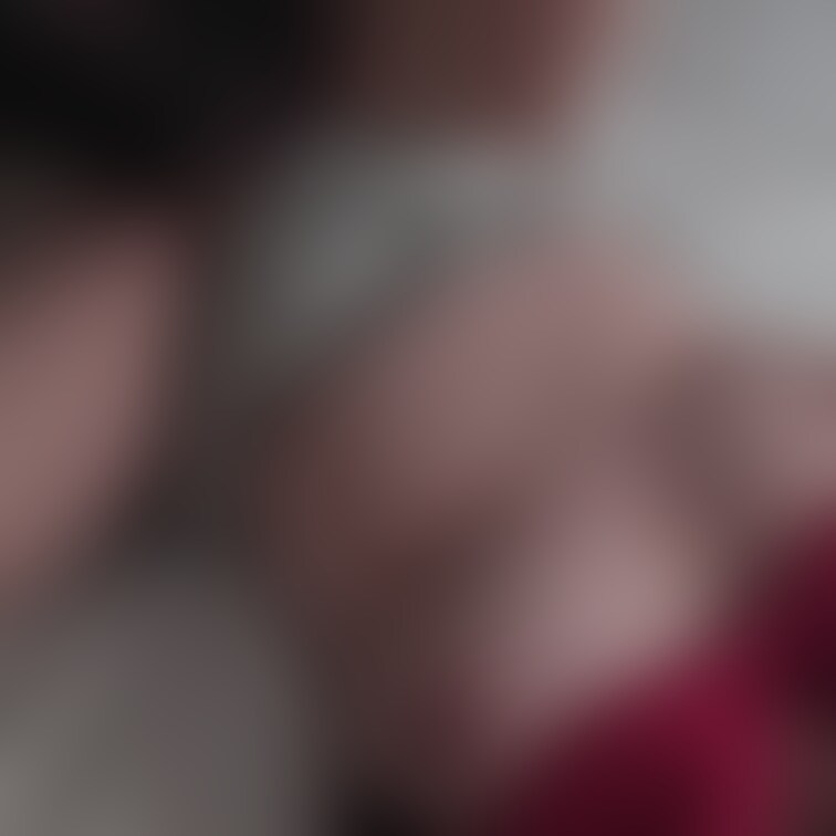 下着をはぎ取った男性は
すぐに彼女のクリトリス♥️に吸い付く
そして愛液💦を吸い取る