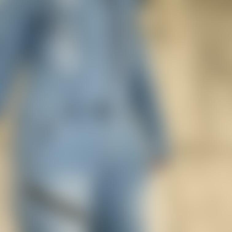 つなぎなかなか似合うじゃん