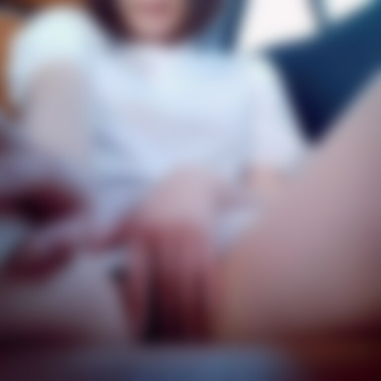 高画質✨車内オナニー♡吸うやつ使ってます♪えっちな声も、、♪