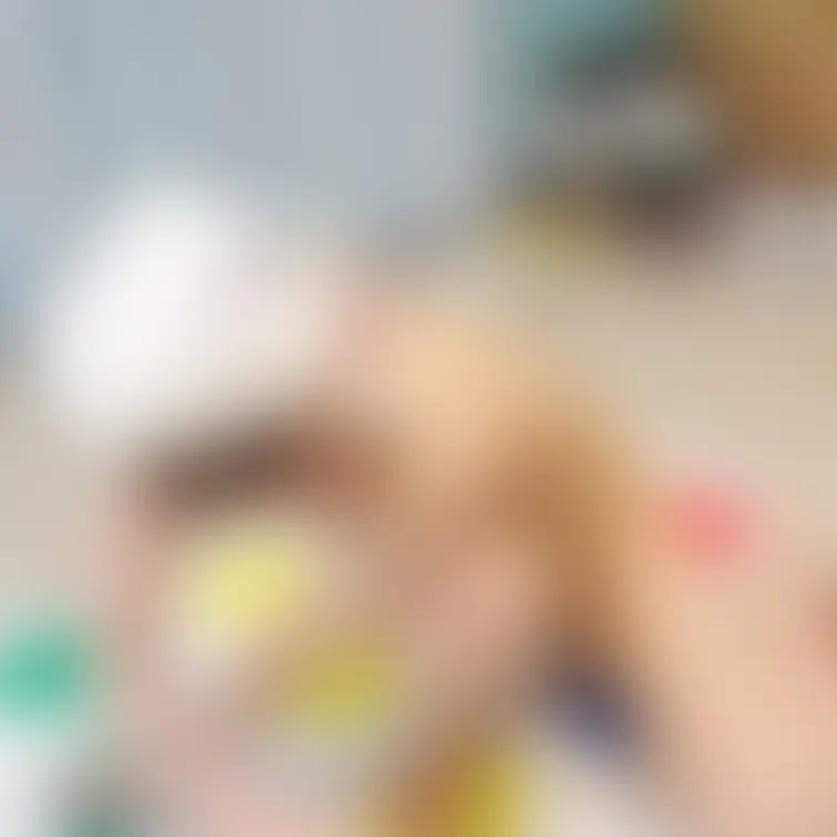 りこの豪邸全裸パーティーでの一コマ。参加男性の命令で一人ツイスターに挑みますが、完全に見えちゃってますね。りこは局部露出