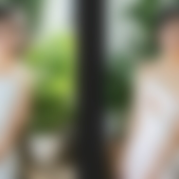 着衣と脱衣を並べた画像です。画像№572