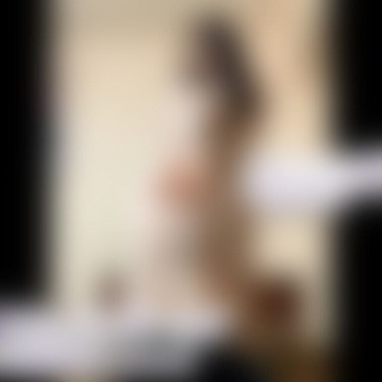 伸びるニット＆サテンの長いロングワンピースで
まるのみしている写真です♪。
