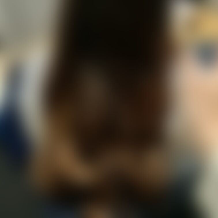 20代巻き髪ギャル😍❤️
髪を触ります。
