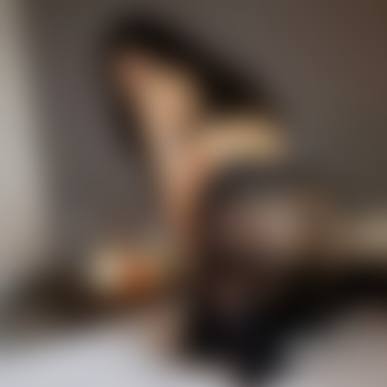 ↑上の【♡いいね】を押してから画像をご覧頂くと…😳↑

［初出演＆初セミヌード］某有名大学に通うお嬢様の私物ランジェ