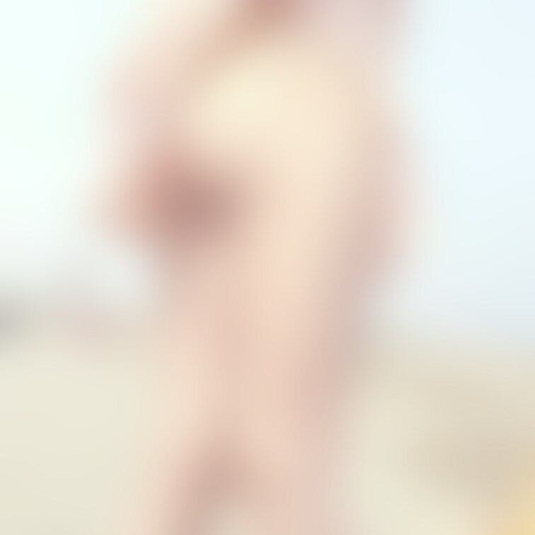 夏は海〜🏖
ノーパンだけどラッシュガードで日焼け対策は完璧ょ😘