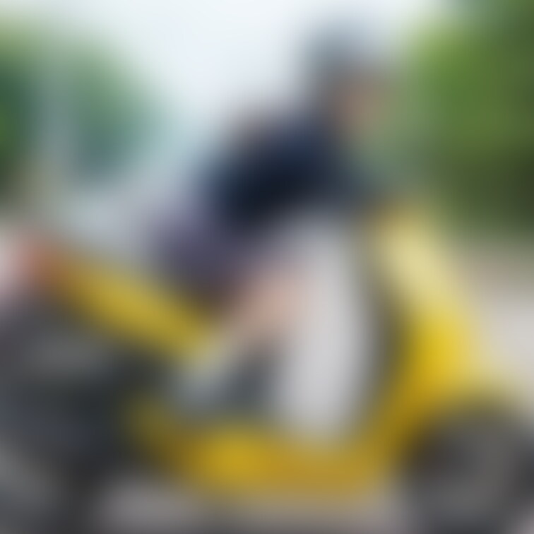 先月、「バイクに乗っている女の子」をアップしたのですが、 ちょっとゴッツいイメージだったので、 今回はスクーターに乗って