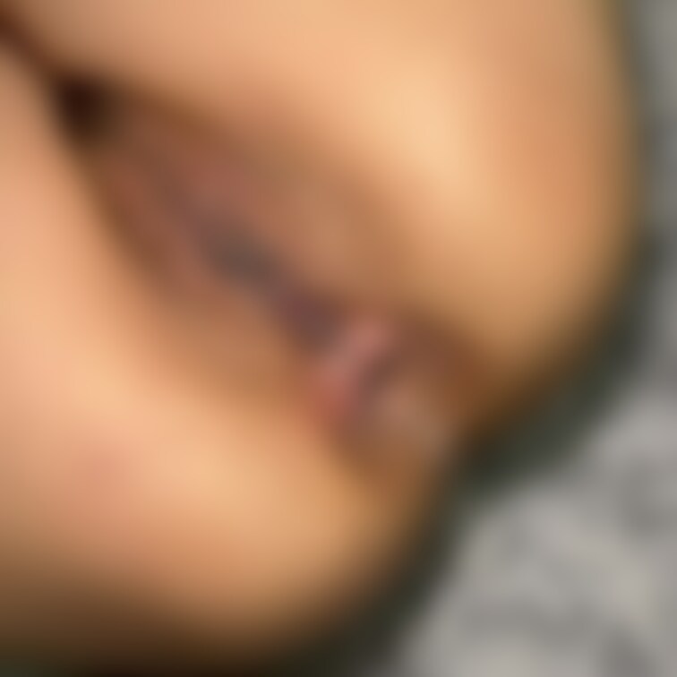 中出しされて布団が汚れないように必死になってたところをパシャリ😨😨
汚れないように必死にだったのに😂😂