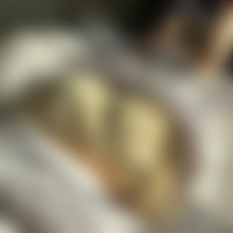 ホテルの朝…
サテンのツルテカパンティに包まれた美尻を見ていたら興奮…
朝勃ちついでにパンティの隙間に入れ込み腰振り