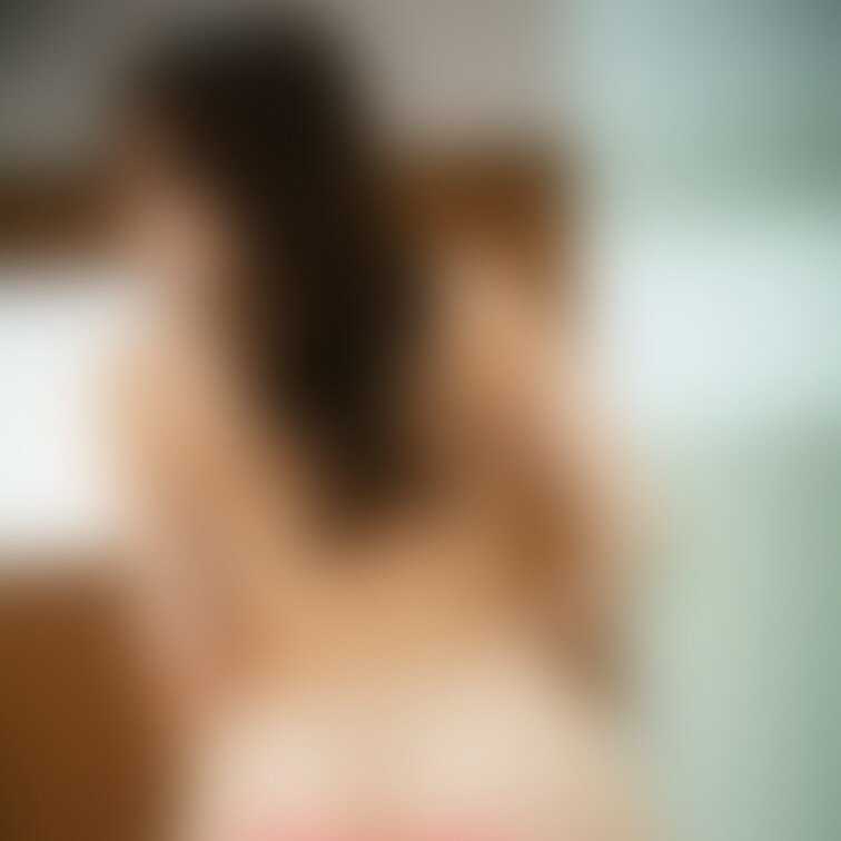 斜め後ろからのランジェリーセクシーポーズ🥰