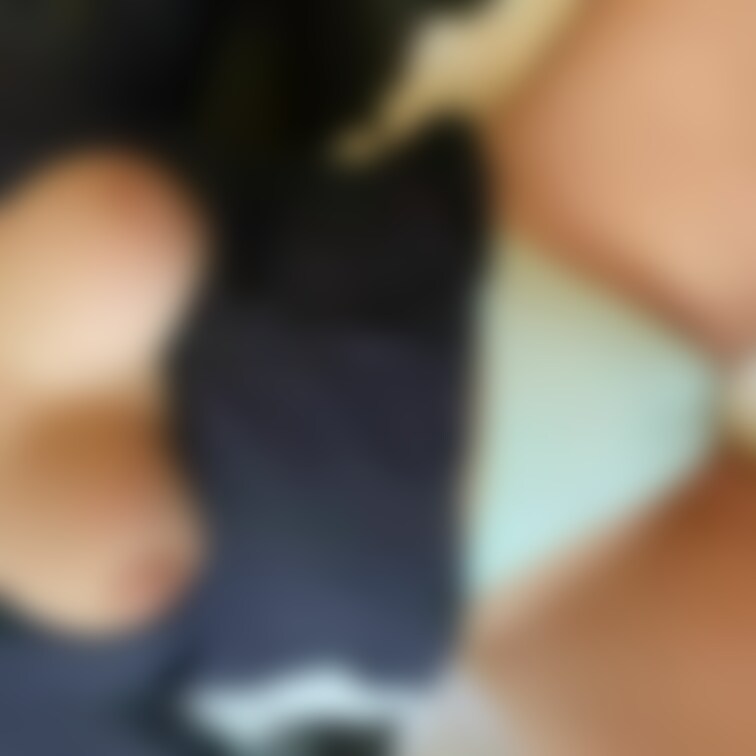 割れ目に食い込む美巨乳こまるちゃん💕
乳首とおま○こで激イキです🥰