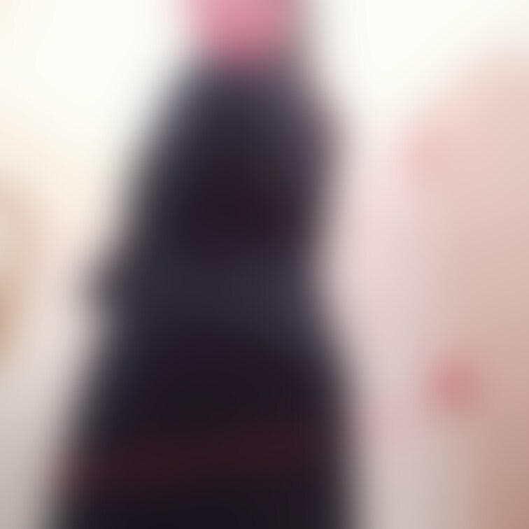 喪服の中身は黒スト赤Tバック人妻💗