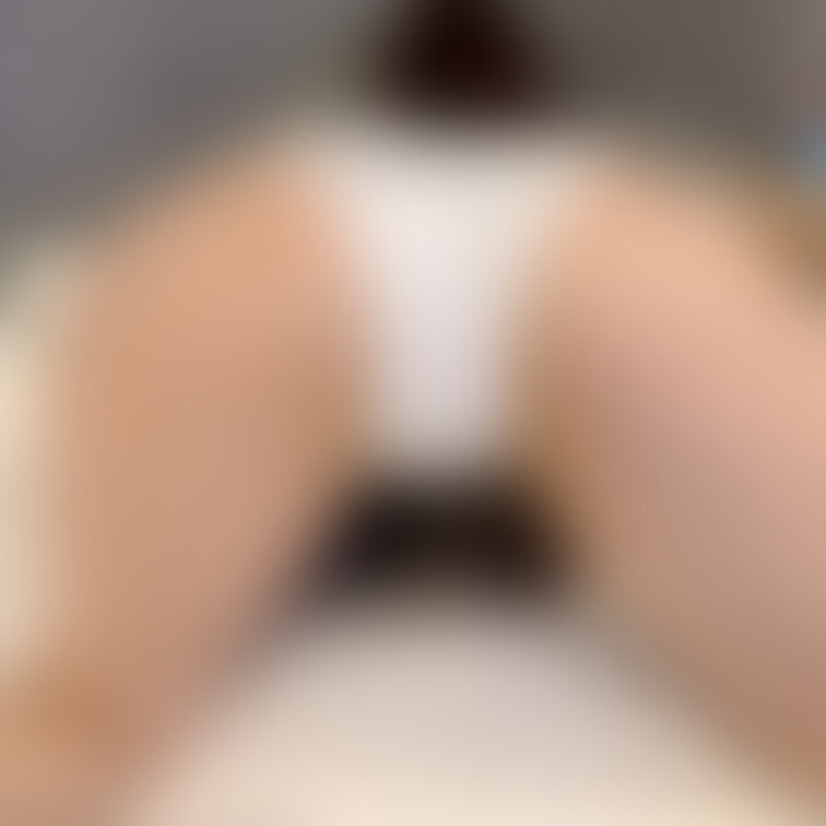 エッチなこと考えてたら染みちゃった…
濡れてるところ見えるかな？
考えるだけで濡れるってみんなそうなのかな？