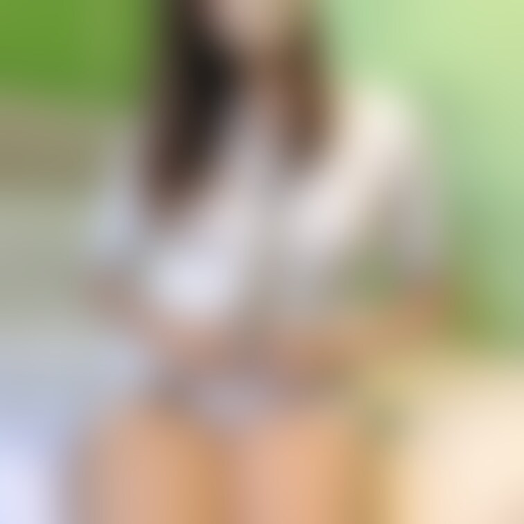 今日もお疲れ様😊🩷
みなみのひざの上で休む?
いつも太ももまでお手入れしてるからすべすべだよ✨
