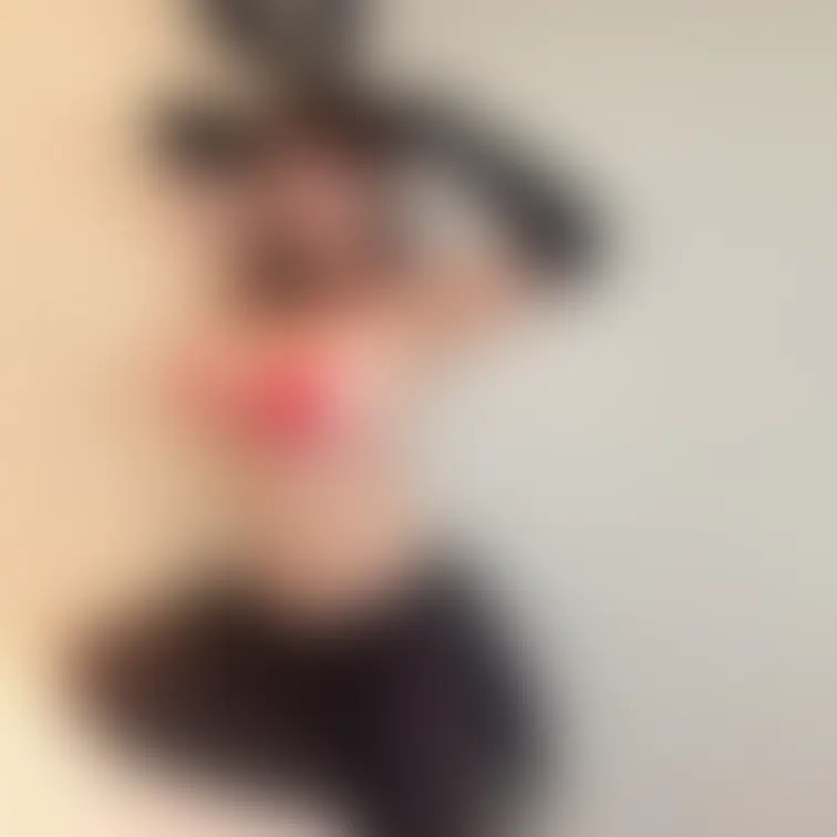 久しぶりの無料投稿♬
お待たせしました💓
今日も赤だよ。
赤い水着は好きですか？
パンティは…何色でしょうか？♪