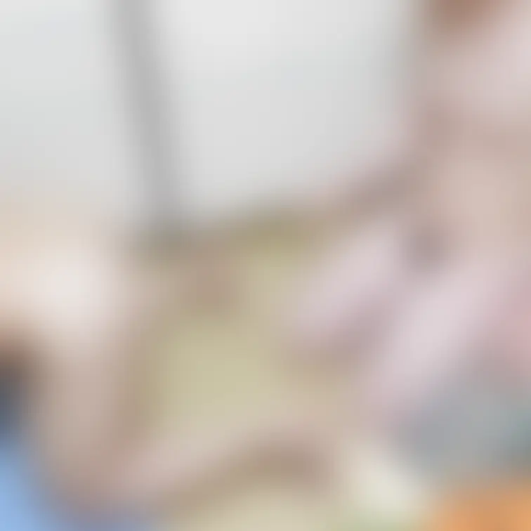 弥生の全裸パーティー兼公開撮影での一コマ。四つん這いになった男性のアナルを観察。こうした恥ずかしい罰ゲームは参加代表に大