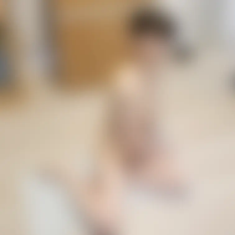 りこの全裸パーティー兼公開撮影から一枚。時にはこうやって公開でセクシーグラビア撮影もします。もちろん参加者には丸見えです
