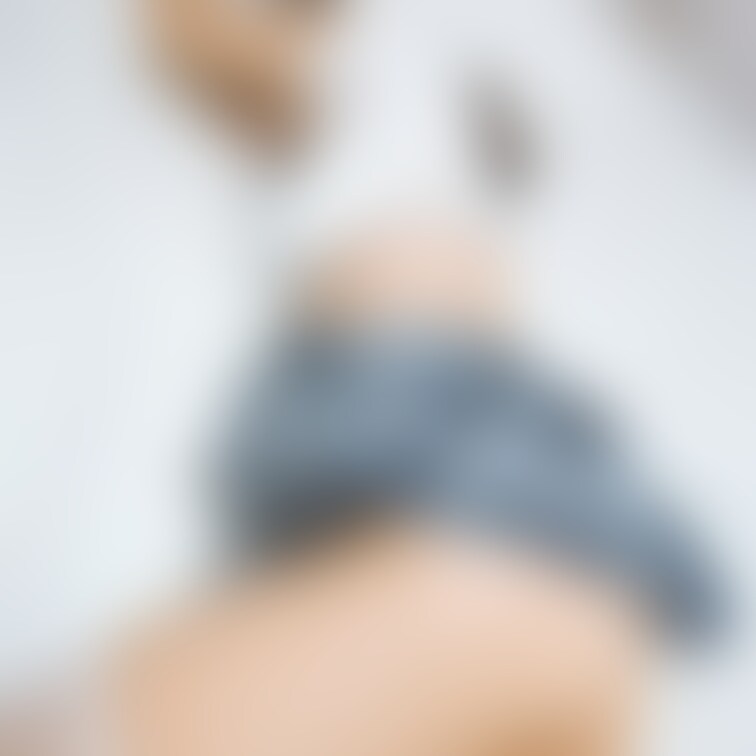 さらに襲われた感じに写真を撮ってみました😍が、素人の奥さんには演技は難しかったようです😖
こんな奥さんに演技指導してく