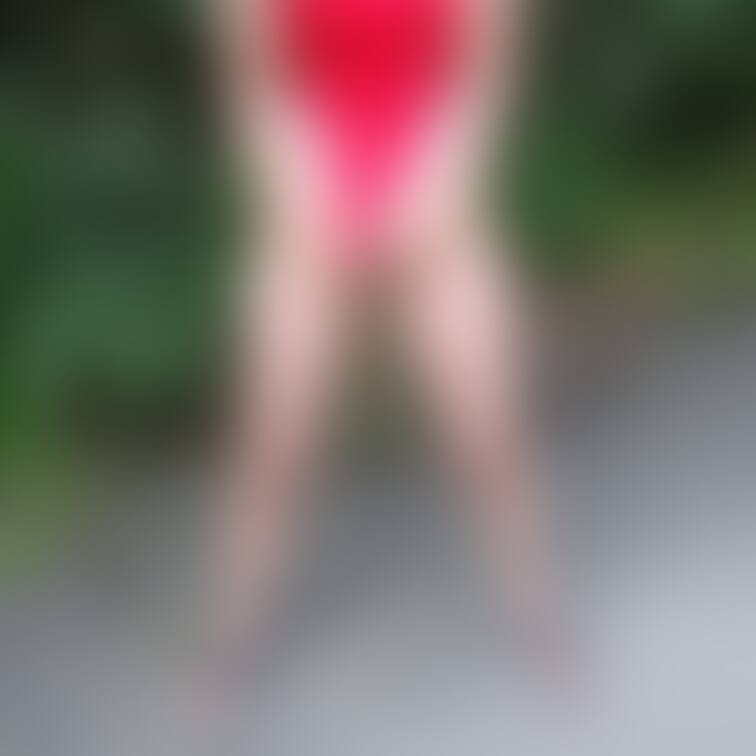 競泳水着姿で立ちション
たっぷりまき散らしていました♡