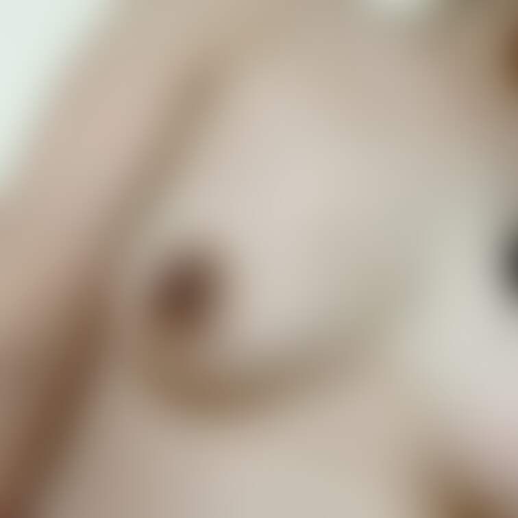 先程投稿したブラジャーの中身です😬
嫁ちゃんの乳首エロくないですか？
めちゃくちゃ好きなんですよね
このエロい乳首