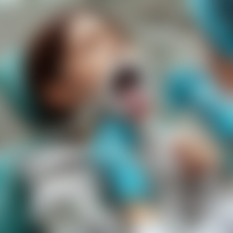 開口器、女性患者、○○○束、歯科治療、涙目、歯科女医