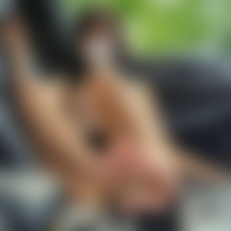 車の中で靴を脱いで裸足に…❤足癖が悪くて足の裏や足の甲が見えまくりです🥺💕ちょっと偉そうだけどいいよね、、？❤


