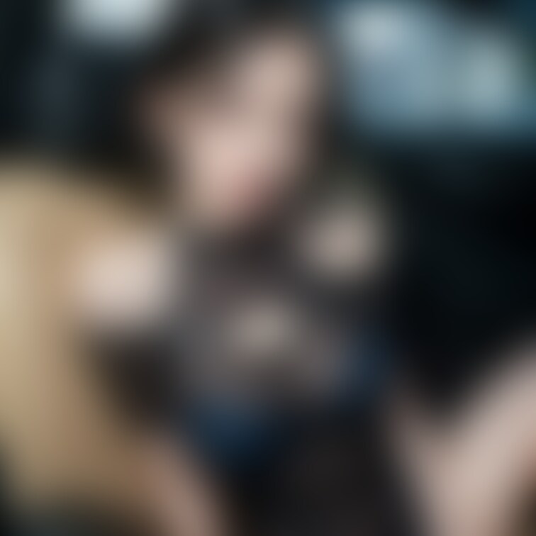 小春のボールドエレガンス 🌟🚗
車内でセクシーかつ大胆な姿を見せる小春を捉えた一枚です。🖤✨ シースルーとカットアウト