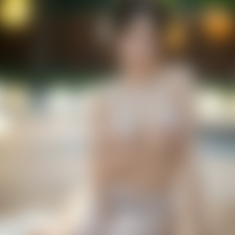 🌅🌺黄昏の中の美しさ
庭先で感じる夕暮れ時の温もり。柔らかな光がゆらめき、花の装いが優雅さを引き立てる瞬間。心地よい風
