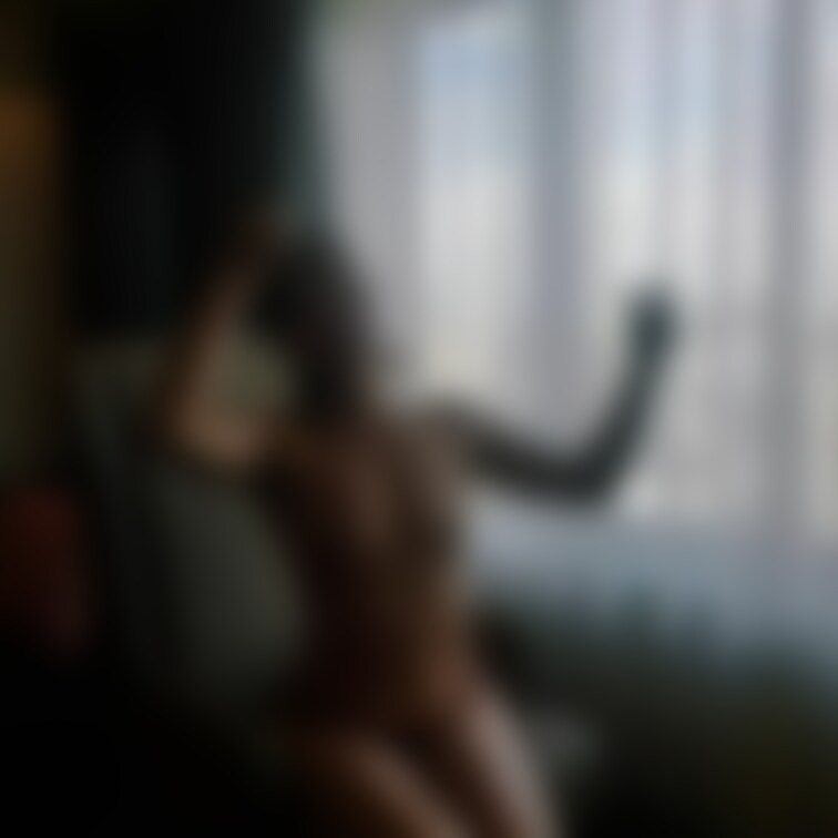 見せたがりじゃないよ！
見えないようにしてるつもり😅

セクシーポーズをして
アピールする熟女☺

もっと