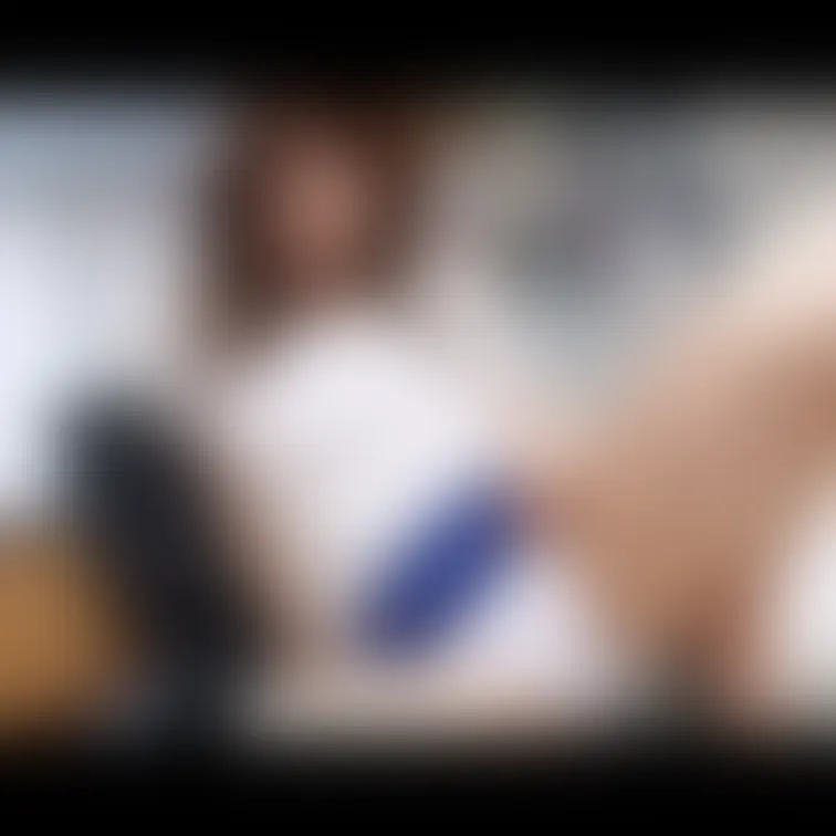 パンティを見せてくれる美人お姉さん