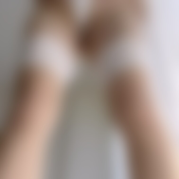 こんな風に跨って上から見せつけられるの興奮する？
舐めたい？