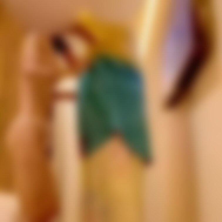 屈強な男性に容赦無くネックハンキングをされてしまう