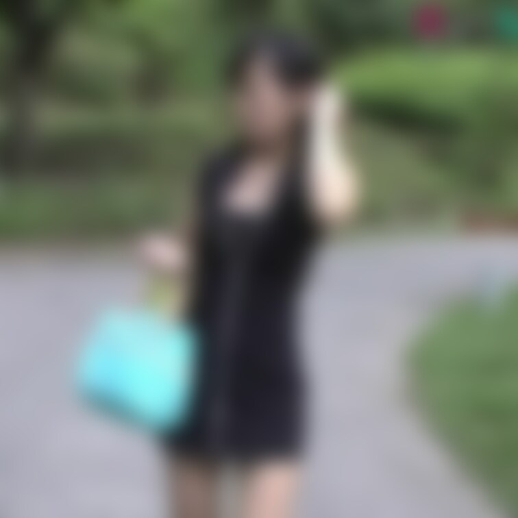 第３弾！地元近くの某テーマパークみたいな公園です。ミニワンピで園内へ入っていきます。
