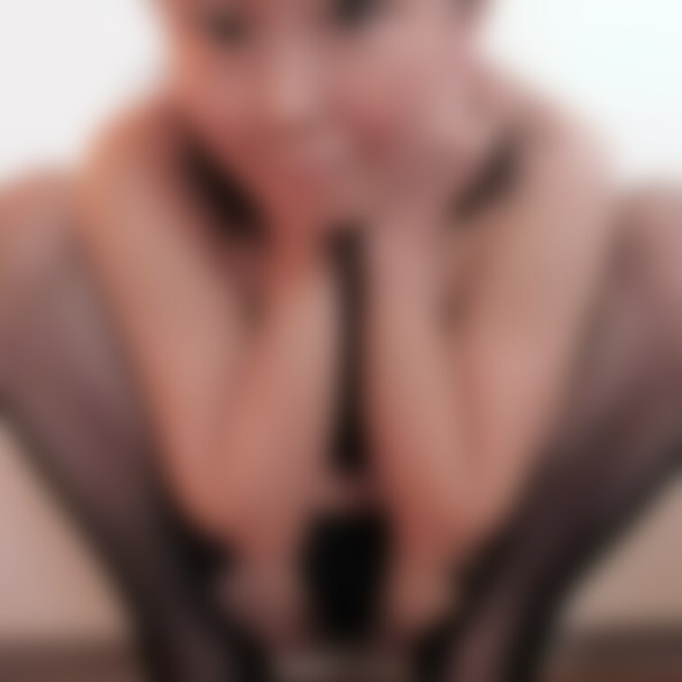 足下にスマホを置いて撮ってみた📷
上からお尻が落ちてきて
潰されちゃうよ😱

顔騎で
○○○しちゃいそう😳

