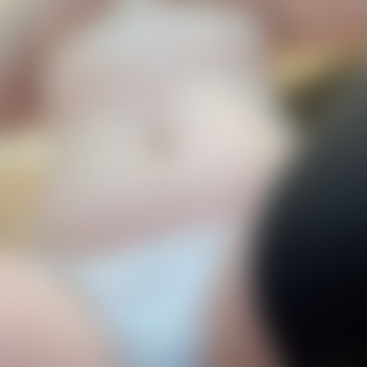 白のマイクロビキニとニーハイで写真撮ってみた🤤💗
おまんこにマイクロビキニの紐が食い込んでるのすごいえっちだった🥹