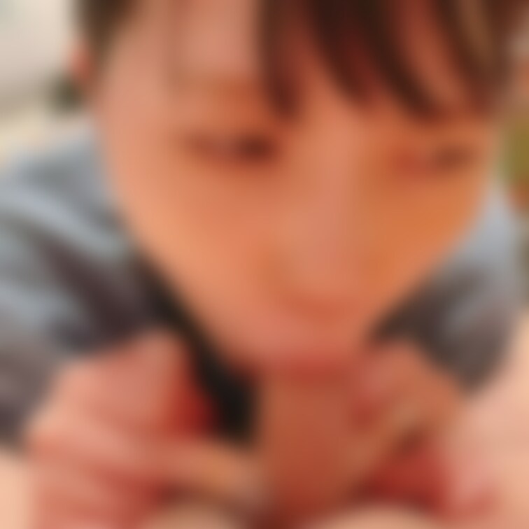 ファンクラブ限定💎顔出しのフェラ動画です❤️
隣の部屋に○○○たちが居るのに、ムラムラした旦那の勃起ちんぽを咥えてザー
