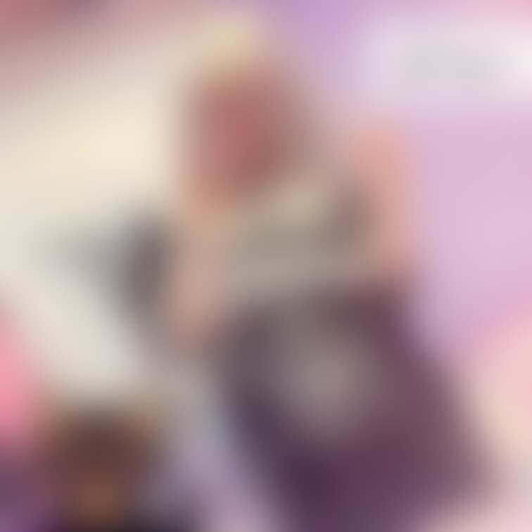5月美容院𝐃𝐚𝐲✨
悩みに悩んだ結果、ネイルとお揃いにしました💅
シルバーの上から緑とピンクを足して、色が混ざっても