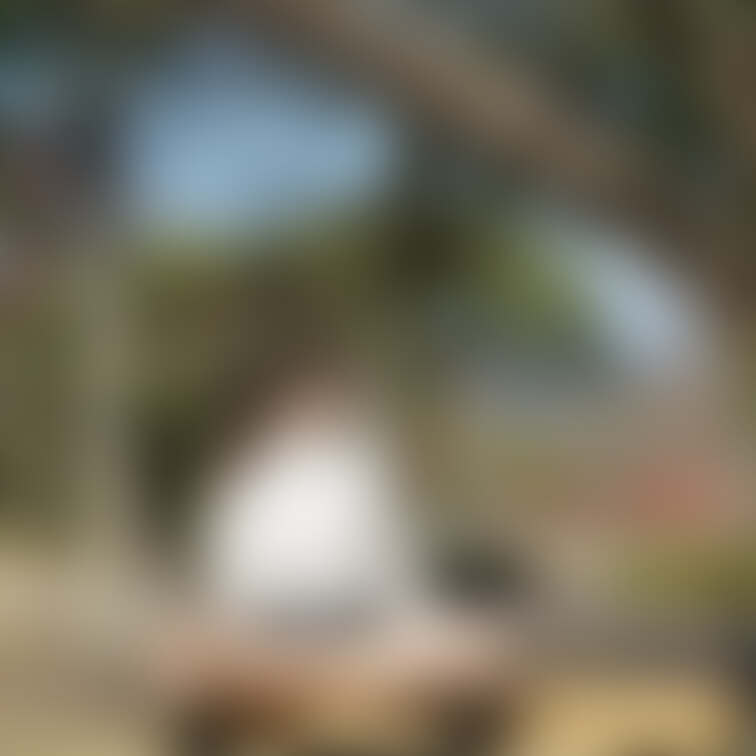 人が来ないかな?💦キョロキョロしながらの大股開き😳
広くて見渡しの良い公園で人も居るのでキョロキョロ💦
最後の1