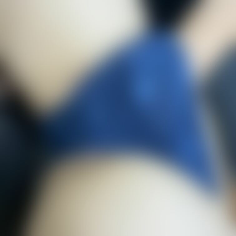 隙間から指見えちゃってる〜