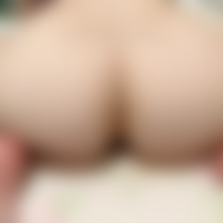 パンツ履かずにこの体勢でスマホいじってたら、わんこくんに「綺麗なお尻だねぇ〜ｸﾞﾍﾍ」って撮られた🙈笑

最近は、全