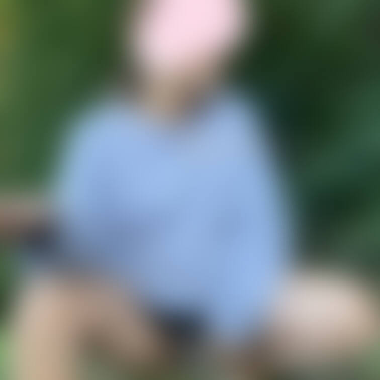 笑顔でまんこ見せてくれました😍
妊娠中のせいかしゃがんだだけでびらびらが開ききって中身が出ちゃってます😳

モザイ