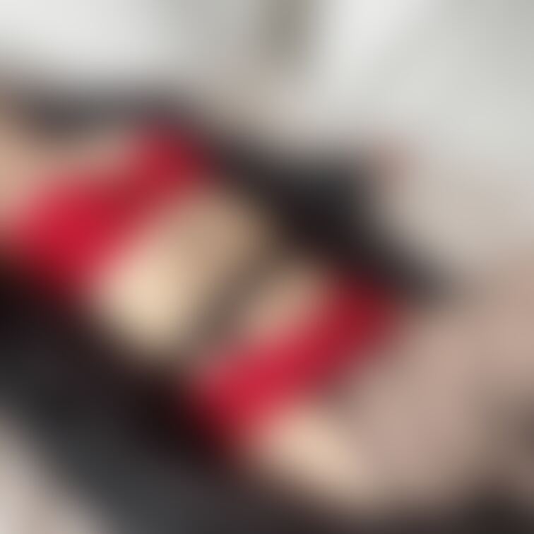 こんな下着つけてみました。
ネットのストッキングってつけるだけでエチな気分になっちゃいます💕
皆さんは好き?