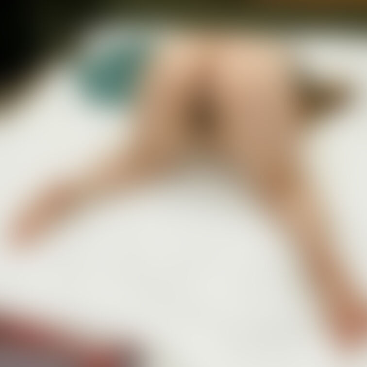 たくさんの男性の前で私はずっとこの体勢で待っているので元気になったら順番に入れてほしいです。中に出したりお尻にかけたりし