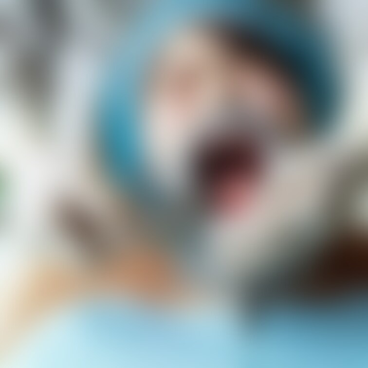開口器、女性患者、歯科治療、手術、○○○束、涙目、歯科医院