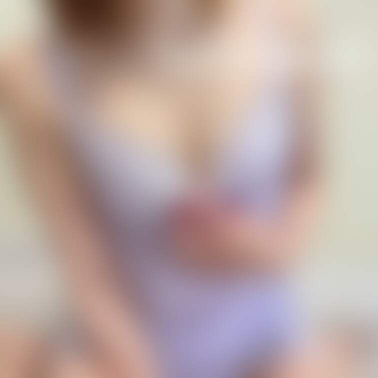 谷間をチラリっ♡