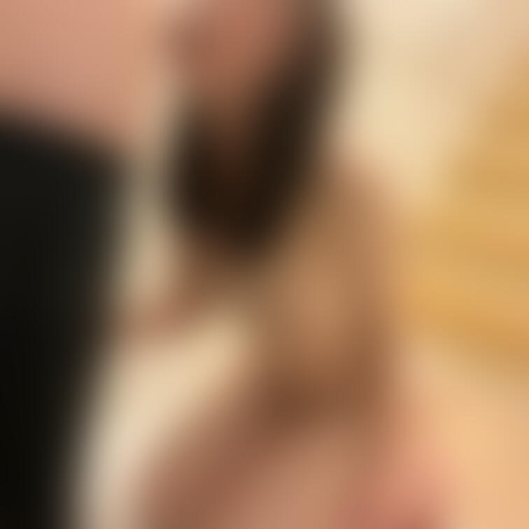 Xの続きです❤️自宅玄関で同じマンションのおじさんのおちんぽ咥えながら嬉ションお漏らし😖❤️おちんぽ目の前に出されるとも