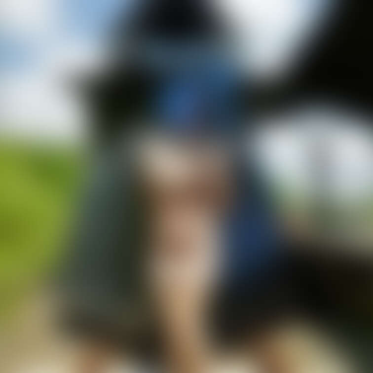 ねぇ、さっきからあの男の人、ずっと見てるよ。