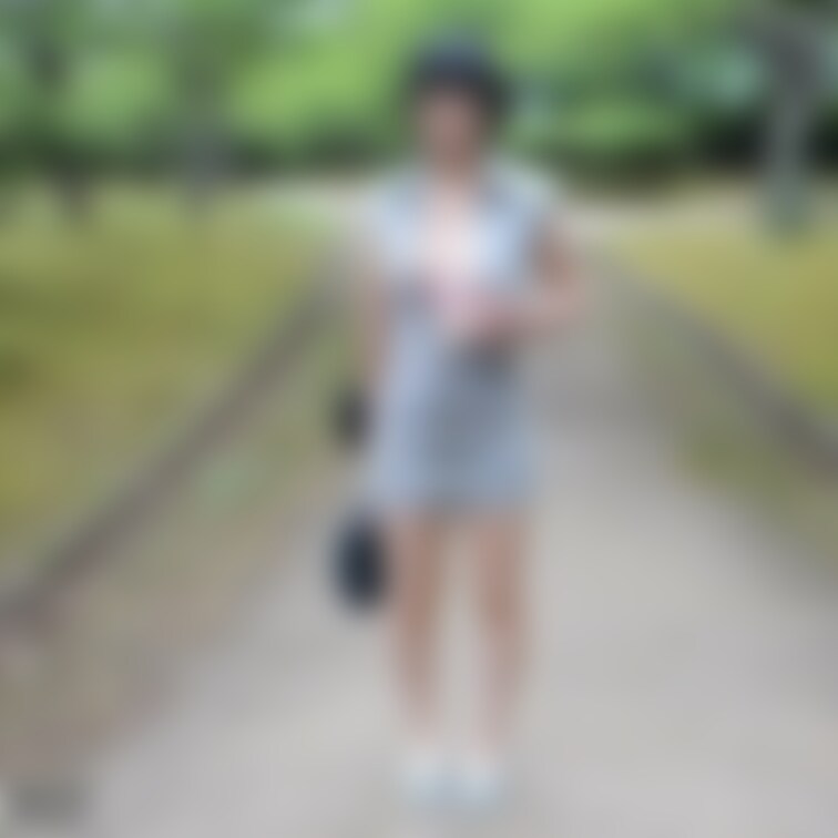ファスナー付きのミニワンピにカップレスブラ。ファスナーを下げておっぱいを出したまま公園を歩いてみます。
サイズ：192