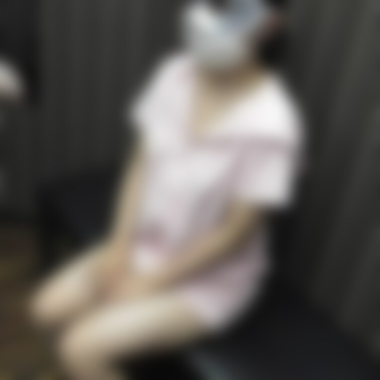 今回はホテルにあったベンチで
着衣→全裸までのおならを撮影しようと
していたのですがどうもベンチでの
座り位置がＯ