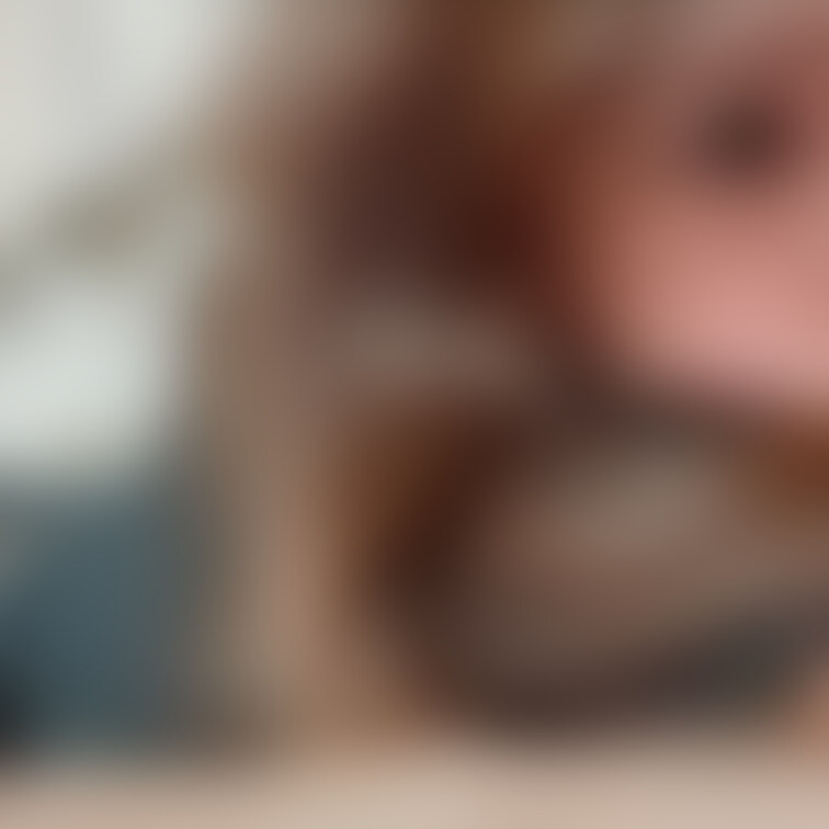 先週、散歩から帰ってきて

そのままベッドに寝っ転がったときの写真がまだまだあります😃

1枚目。久々の散歩で疲
